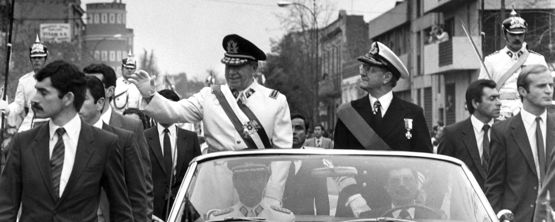 O general Augusto Pinochet (de branco) acena na carreata de 11 de setembro de 1973 em Santiago, logo após o golpe que matou o presidente Salvador Allende - Sputnik Brasil, 1920, 02.04.2021