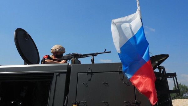 Blindado russo durante patrulha conjunta entre militares russos e turcos em Idlib, na Síria - Sputnik Brasil
