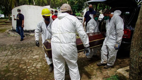Enterro de vítima da COVID-19 em Santo André, em São Paulo. - Sputnik Brasil