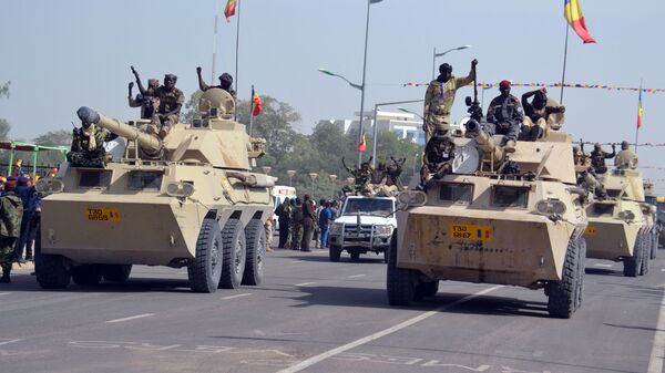 Militares do Chade desfilam pelas ruas da capital do país, N'Djamena, em 11 de dezembro de 2015 - Sputnik Brasil