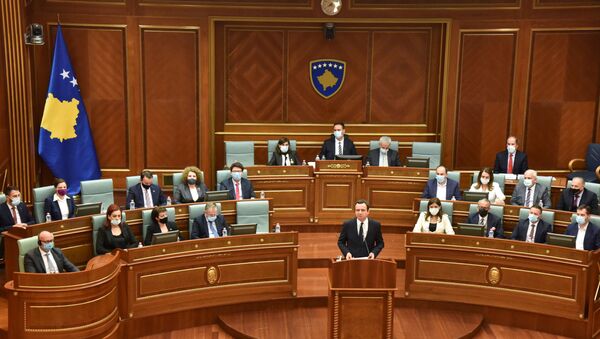 O recém-eleito primeiro-ministro de Kosovo, Albin Kurti, pronuncia seu discurso após prestar juramento durante uma sessão parlamentar em Pristina, Kosovo, em 22 de março de 2021 - Sputnik Brasil