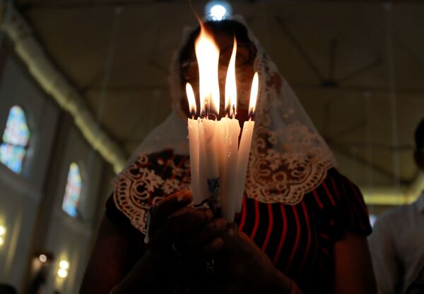 Fiel participa das orações do Domingo de Páscoa na Igreja de São Sebastião, uma das igrejas que foram atacadas com bomba em 21 de abril de 2019 durante as celebrações pascais, Katuwapitiya, Sri Lanka, 4 de abril de 2021 - Sputnik Brasil