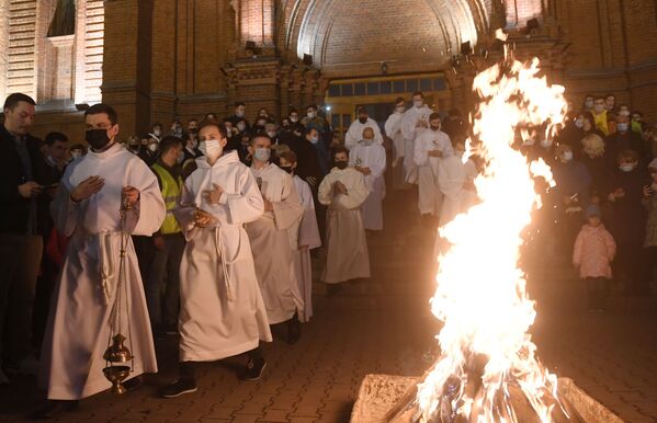 Fiéis e clérigos durante missa da Páscoa na Catedral da Nossa Senhora da Conceição em Moscou, Rússia - Sputnik Brasil