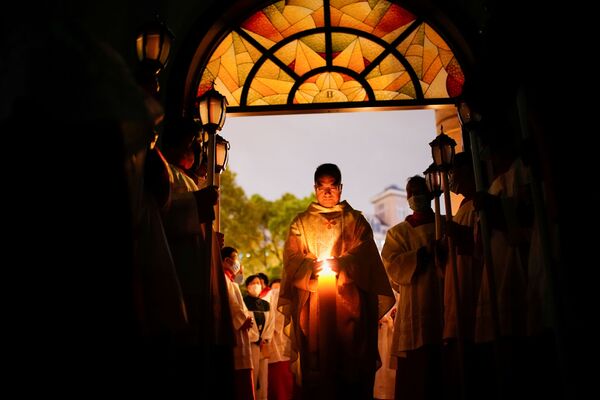 Católicos chineses participam da Vigília pascal em igreja católica de Xangai, China, 3 de abril de 2021 - Sputnik Brasil