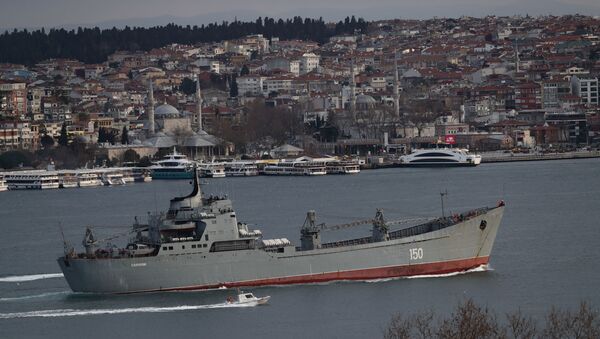 Navio Saratov, da Marinha da Rússia, é escoltado por uma lancha da Guarda Costeira da Marinha da Turquia no Bósforo, a caminho do mar Mediterrâneo, em Istambul, Turquia, 7 de março de 2021 - Sputnik Brasil