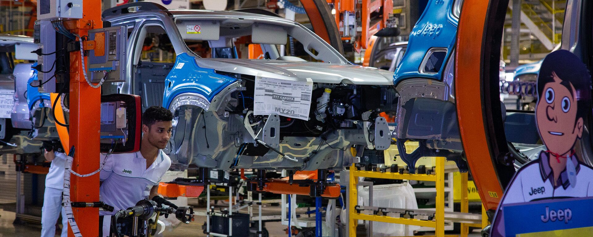 Trabalhadores dentro da montadora da Jeep, em Goiana (PE), no dia 6 de setembro de 2019 - Sputnik Brasil, 1920, 10.01.2026