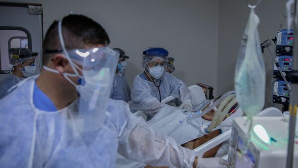 Em Bragança Paulista, uma equipe de profissionais de Saúde trata de um paciente de COVID-19 em uma UTI do Hospital Universitário de São Francisco, em 2 de março de 2021 - Sputnik Brasil