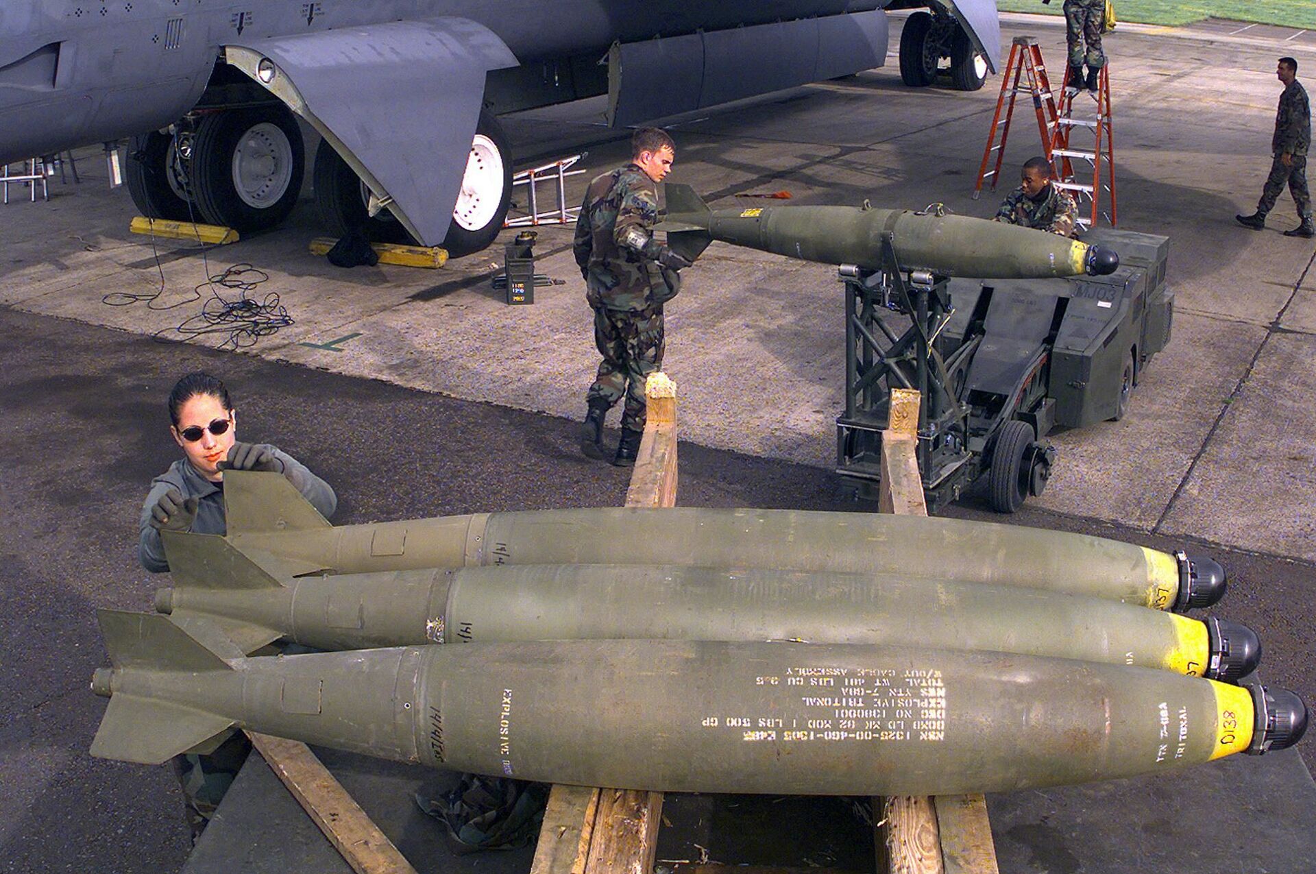 Aviador rola bomba até o final do trailer da bomba enquanto a tripulação de munições carrega um B-52H Stratofortress (foto de arquivo) - Sputnik Brasil, 1920, 16.05.2022