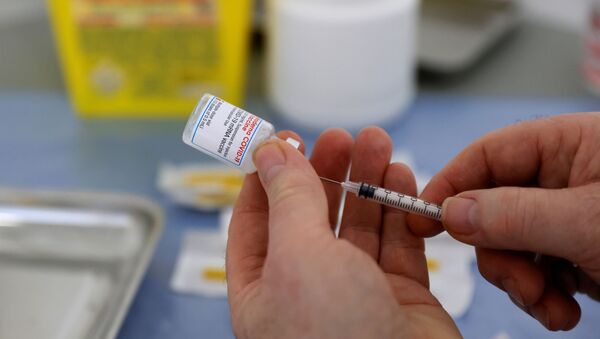Um profissional de saúde prepara uma seringa com uma dose da vacina Moderna COVID-19 em um centro de vacinação em Calais como parte da campanha de vacinação contra doença coronavírus (COVID-19) na França, 4 de março de 2021 - Sputnik Brasil