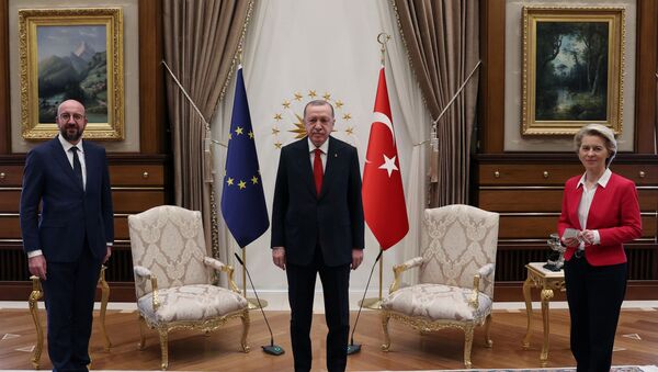 O presidente turco, Recep Tayyip Erdogan, com o presidente do Conselho Europeu, Charles Michel, e a presidente da Comissão Europeia, Ursula von der Leyen, em Ancara, na Turquia, em 6 de abril de 2021 - Sputnik Brasil