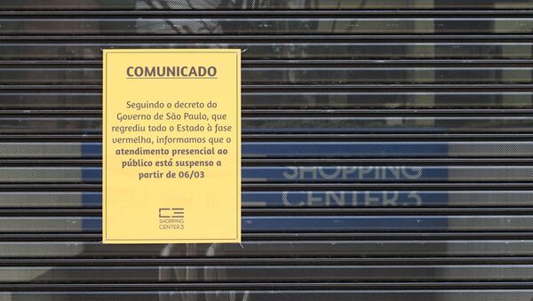 Em São Paulo, um centro comercial na Avenida Paulista aparece fechado após a imposição de medidas restritivas de combate à COVID-19, em 28 de março de 2021 - Sputnik Brasil