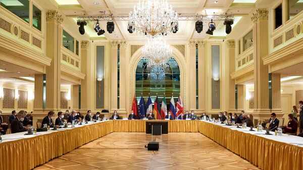 Representantes de vários países aguardam o início da reunião da Comissão Conjunta do JCPOA em Viena, Áustria, 6 de abril de 2021 - Sputnik Brasil