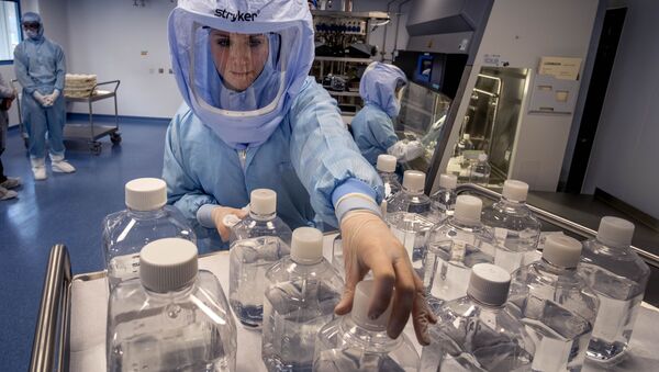 Dois funcionários de laboratório simulam o fluxo de trabalho em uma sala limpa da produção da vacina BioNTech Corona em Marburg, Alemanha, durante um dia de mídia no sábado, 27 de março de 2021. - Sputnik Brasil