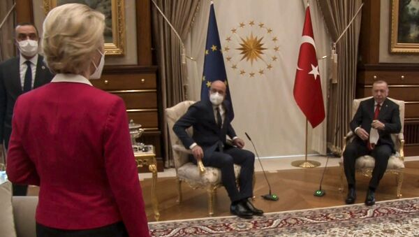 A presidente da Comissão Europeia, Ursula von der Leyen, ficou sem cadeira na reunião com Charles Michel, chefe do Conselho Europeu, e Recep Tayyip Erdogan, presidente da Turquia, em 6 de abril de 2021 - Sputnik Brasil