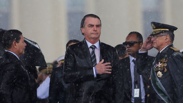 O presidente do Brasil, Jair Bolsonaro, durante uma cerimônia pelo Dia do Exército, em Brasília, no 17 de abril de 2019 - Sputnik Brasil