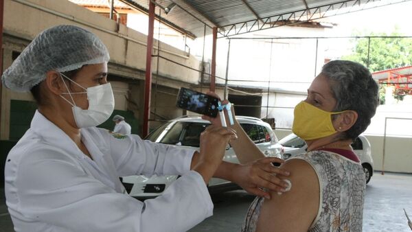Mulher é vacinada contra a COVID-19 em Belo Horizonte, Minas Gerais. - Sputnik Brasil