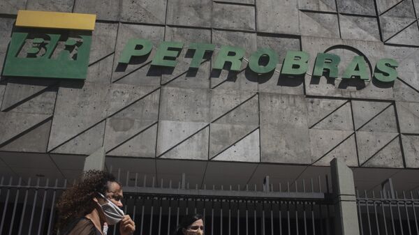 No Rio de Janeiro, pessoas caminham em frente ao prédio sede da Petrobras, em 9 de março de 2021 - Sputnik Brasil