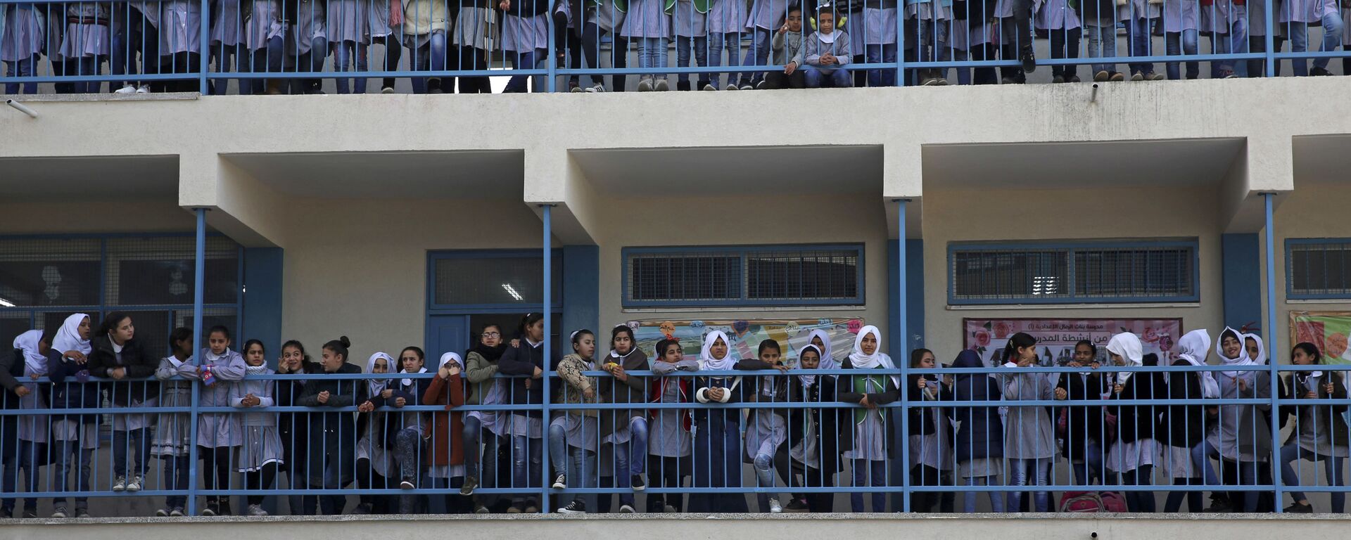 Meninas refugiadas na Escola Preparatória para Meninas Rimal da Agência das Nações Unidas de Assistência aos Refugiados da Palestina e do Oriente Próximo (UNRWA) na Cidade de Gaza (foto de arquivo) - Sputnik Brasil, 1920, 29.10.2023