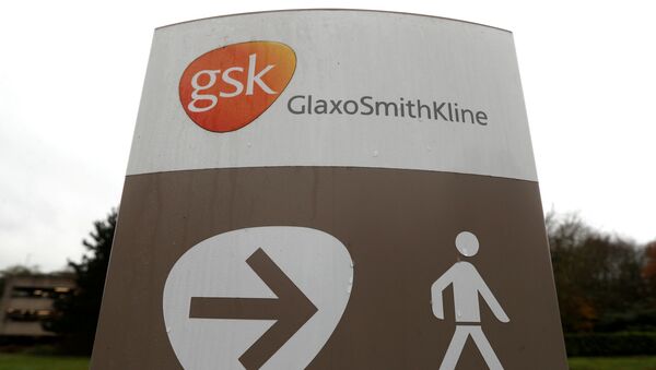 O logotipo da GlaxoSmithKline (GSK) é visto no centro de pesquisa da GSK em Stevenage, no Reino Unido, em 26 de novembro de 2019 - Sputnik Brasil