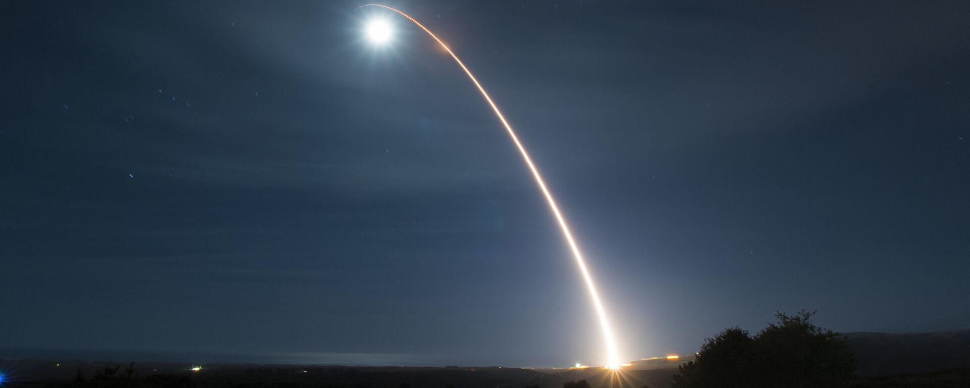 Esta foto da Força Aérea dos EUA mostra um míssil balístico intercontinental Minuteman III desarmado sendo lançado durante um teste de desenvolvimento, em 5 de fevereiro de 2020, na Base da Força Aérea de Vandenberg, Califórnia - Sputnik Brasil, 1920, 08.02.2023