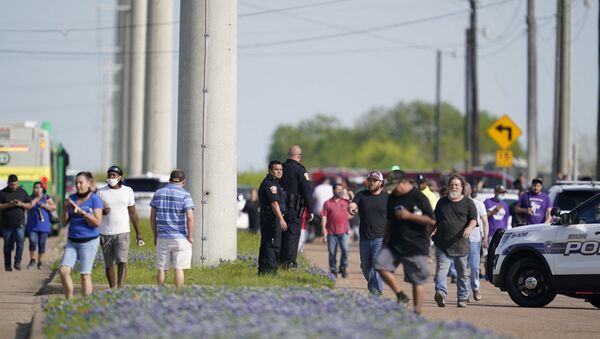 Policiais na cidade de Bryan, no Texas, nos Estados Unidos, evacuam funcionários e clientes de loja de decoração após tiroteio que deixou uma pessoa morta e quatro feridas. - Sputnik Brasil
