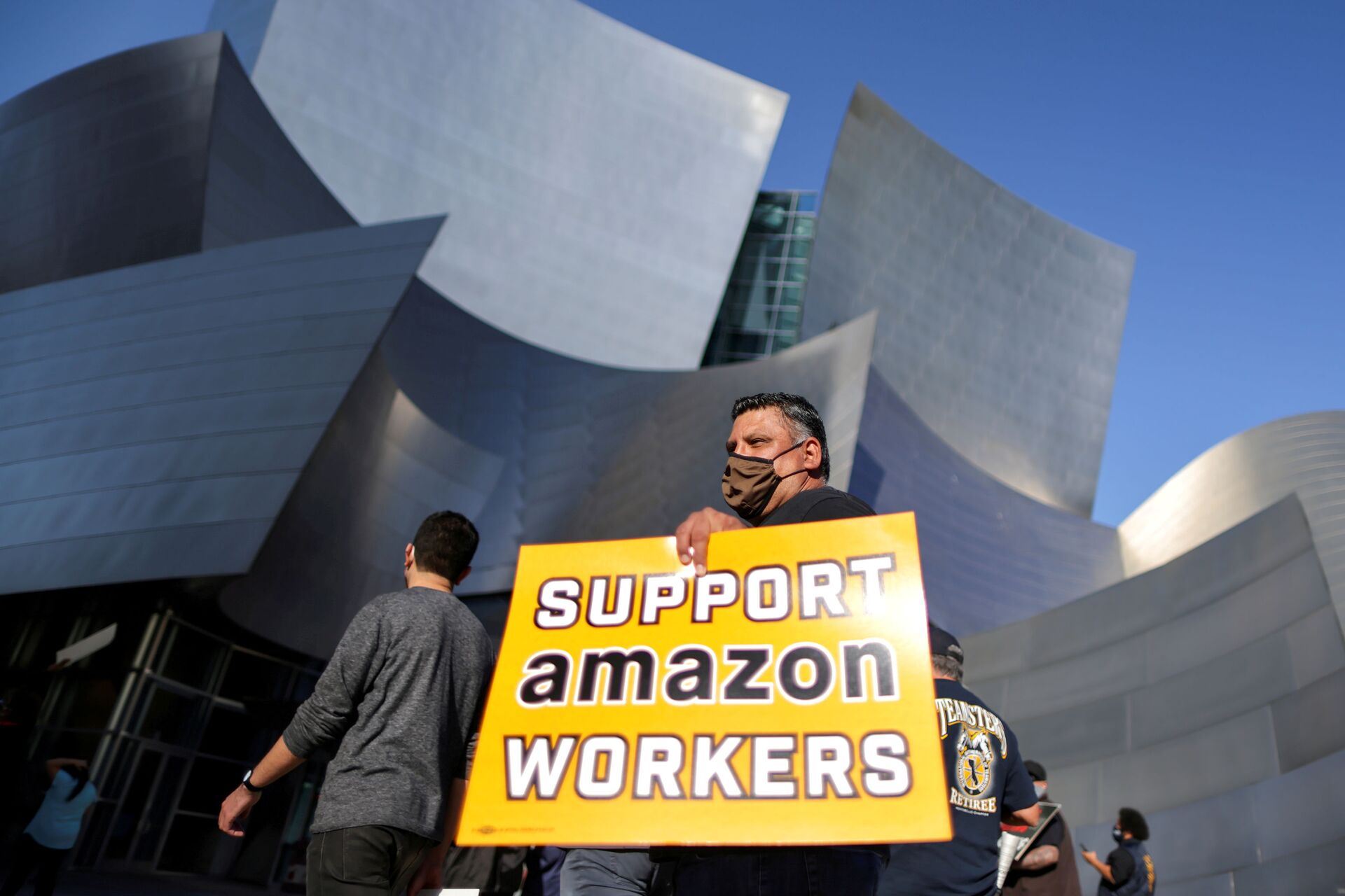 Manifestantes em ato a favor da sindicalização de trabalhadores da empresa norte-americana Amazon, em Los Angeles, Califórnia, EUA, 22 de março de 2021 - Sputnik Brasil, 1920, 09.11.2021