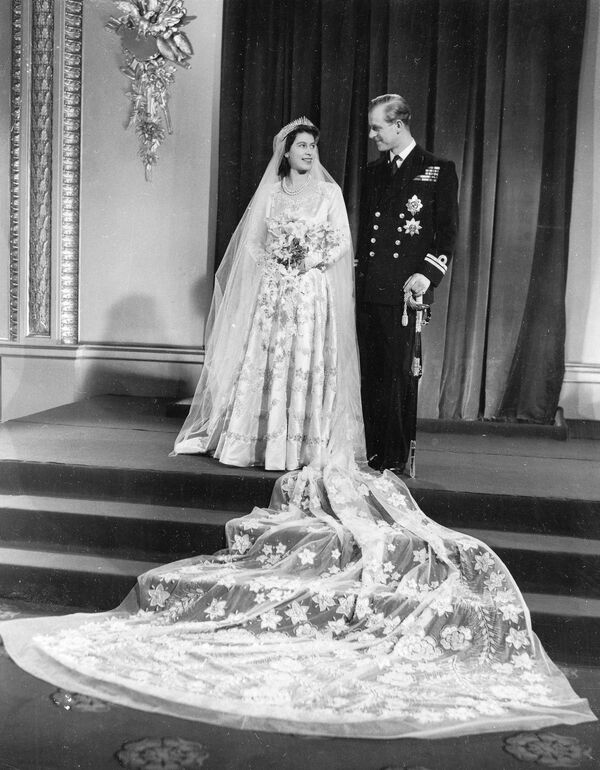 Foto oficial do casamento da princesa Elizabeth II e seu marido príncipe Philip, duque de Edimburgo, de volta ao Palácio de Buckingham após o casamento na Abadia de Westminster, 20 de novembro de 1947 - Sputnik Brasil