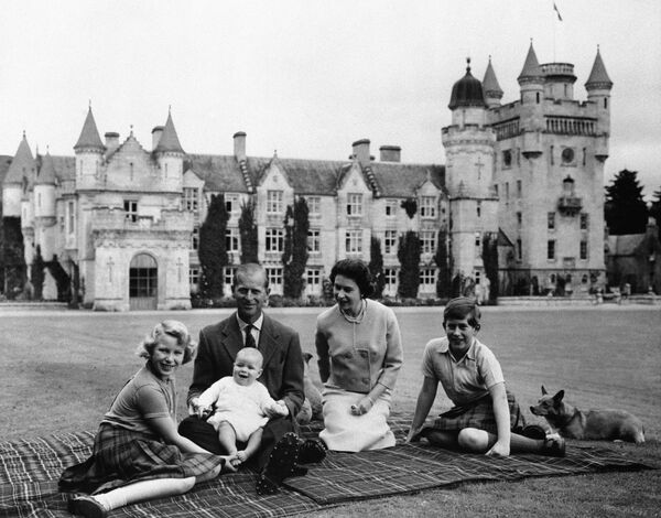 Rainha Elizabeth II, príncipe Philip e seus filhos, príncipe Charles, princesa Anne e príncipe Andrew, no gramado do Castelo de Balmoral, Escócia, setembro de 1960 - Sputnik Brasil