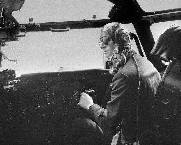 Príncipe Philip, duque de Edimburgo, pilota avião militar minutos antes de extintor de incêndio explodir e encher a cabine de fumaça, 11 de abril de 1956. O duque conseguiu controlar o avião e aterrissar perfeitamente dez minutos depois - Sputnik Brasil