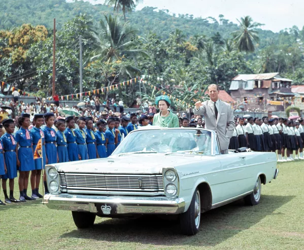 Rainha do Reino Unido, Elizabeth II, e seu marido príncipe Philip dirigem-se para um rali infantil em St. Lucia, fevereiro de 1966 Rainha do Reino Unido, Elizabeth II, e seu marido príncipe Philip dirigem-se para um rali infantil em St. Lucia, fevereiro de 1966 - Sputnik Brasil