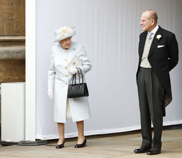 Rainha do Reino Unido, Elizabeth II, e seu marido príncipe Philip aguardam a chegada da princesa Eugenie de York e Jack Brooksbank, durante o casamento deles, Castelo de Windsor, Reino Unido, 12 de outubro de 2018 - Sputnik Brasil