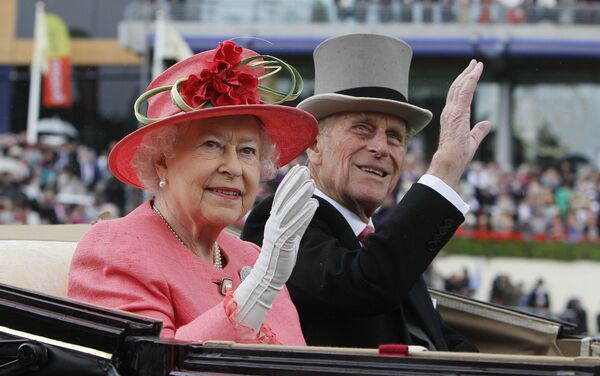 Rainha Elizabeth II e príncipe Philip chegam à corrida de cavalos Royal Ascot, 16 de junho de 2011 - Sputnik Brasil