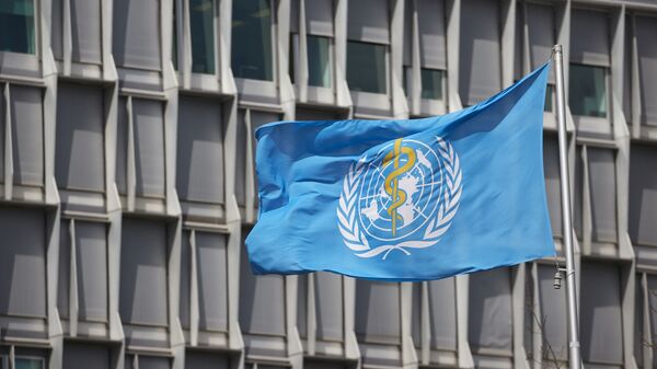Uma bandeira da OMS do lado de fora de um prédio da entidade em Genebra, na Suíça, no dia 6 de abril de 2021. - Sputnik Brasil