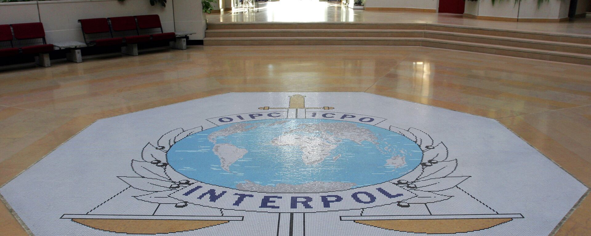 Hall de entrada da sede da Interpol, em Lyon, na França - Sputnik Brasil, 1920, 25.06.2024