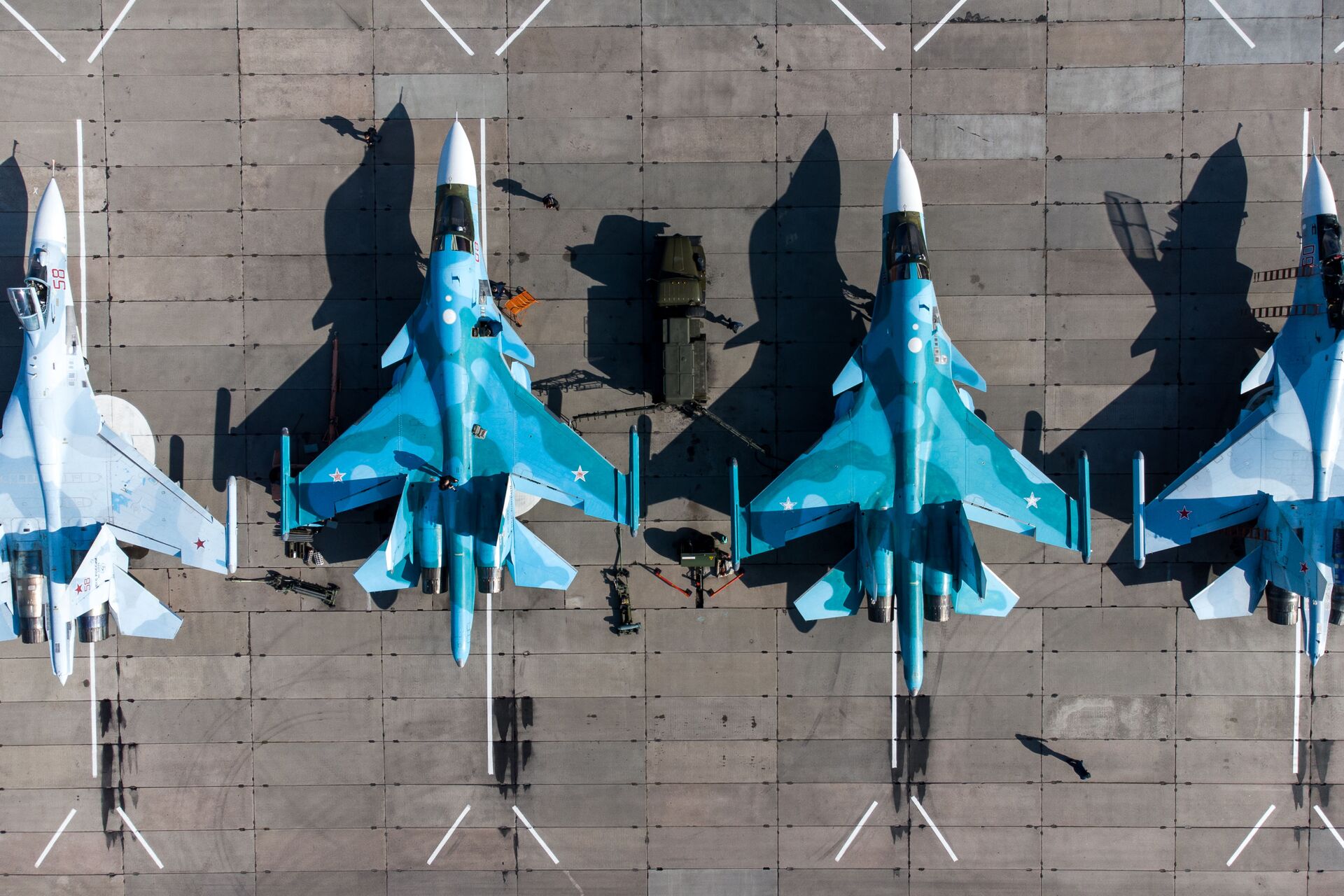 Caças multifuncionais Su-30SM e caças-bombardeiros Su-34 durante o concurso Aviadarts 2021, na região de Krasnodar, Rússia - Sputnik Brasil, 1920, 23.12.2024