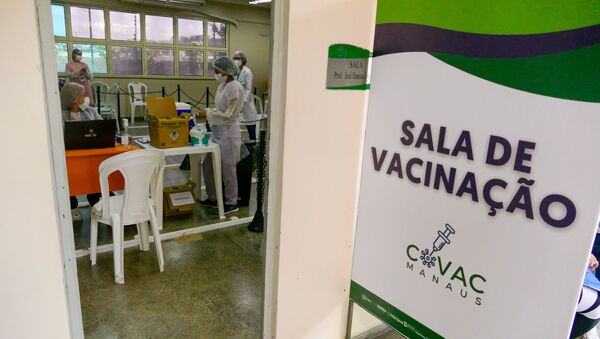 Em Manaus, no estado brasileiro do Amazonas, profissionais de saúde trabalham em uma sala de vacinação contra a COVID-19, em 20 de março de 2021 - Sputnik Brasil