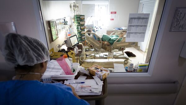 Em Araraquara, interior de São Paulo, um paciente com COVID-19 é atendido em uma UTI no Hospital da Santa Casa de Misericórdia, em 11 de março de 2021 - Sputnik Brasil