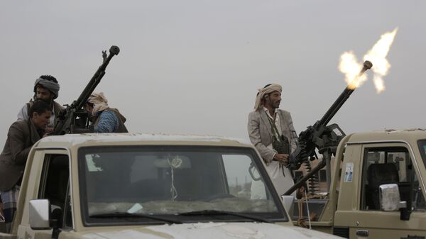 Militantes houthis disparam no ar durante reunião para mobilizar mais combatentes, em Sanaa, Iêmen, 1º de agosto de 2019 - Sputnik Brasil