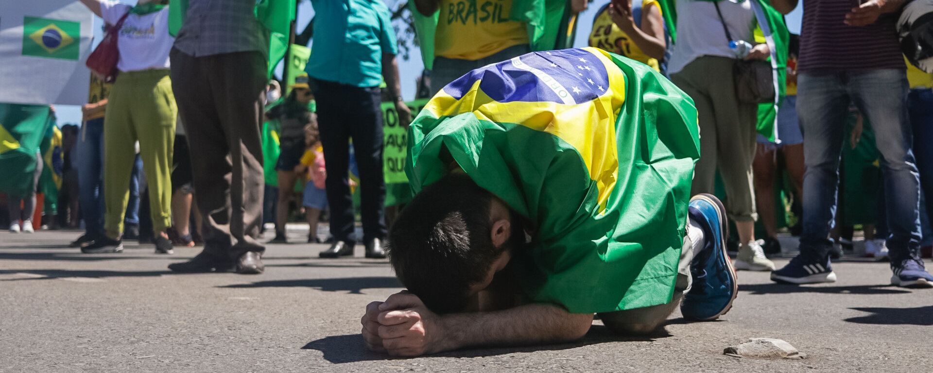 Em Brasília, bolsonaristas oram durante Marcha da Família Cristã pela Liberdade, repetindo famoso protesto da Ditadura Militar, em 11 de abril de 2021 - Sputnik Brasil, 1920, 23.07.2022