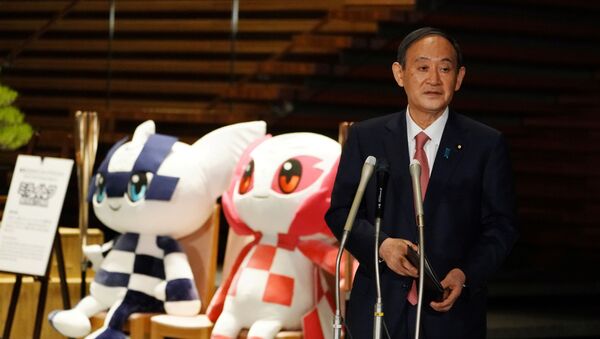 Em Tóquio, no Japão, o primeiro-ministro, Yoshihide Suga, fala com jornalistas após anúncio sobre as Olimpíadas, em 9 de abril de 2021 - Sputnik Brasil