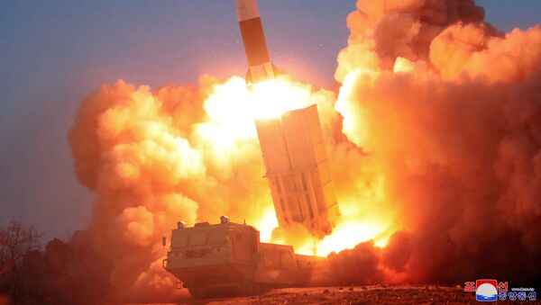 Na Coreia do Norte, uma imagem da Agência Central de Notícias norte-coreana mostra um míssil sendo disparado, em 22 de março de 2020 - Sputnik Brasil