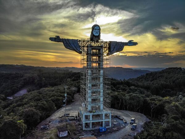 Estátua Cristo Protetor sendo construída em Encantado, no estado do Rio Grande do Sul - Sputnik Brasil