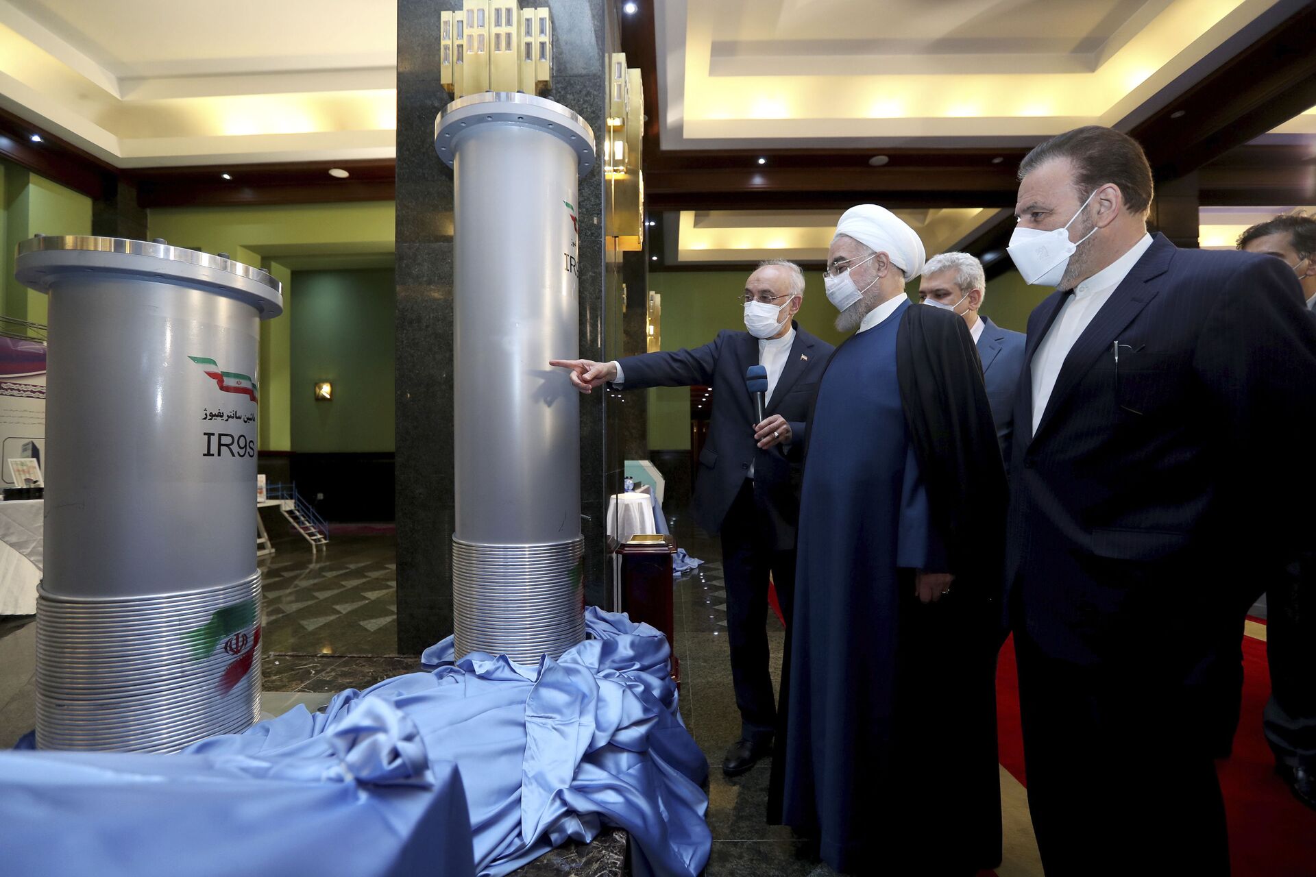 Presidente iraniano, Hassan Rouhani, segundo da direita e chefe da Organização de Energia Atômica do Irã, Ali Akbar Salehi, visitam usina nuclear iraniana em Teerã, 11 de abril de 2021 - Sputnik Brasil, 1920, 01.12.2021