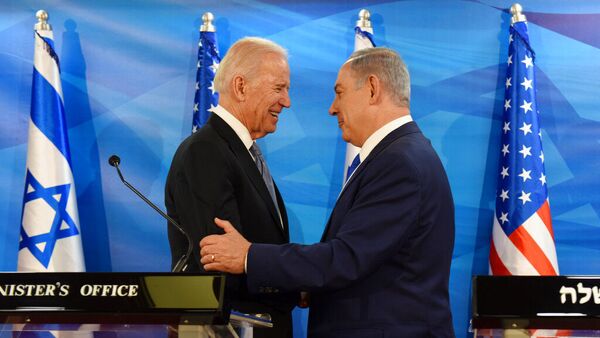 O então vice-presidente dos EUA, Joe Biden, e o primeiro-ministro israelense, Benjamin Netanyahu, apertam as mãos no gabinete do primeiro-ministro em Jerusalém, em 9 de março de 2016 (foto de arquivo) - Sputnik Brasil