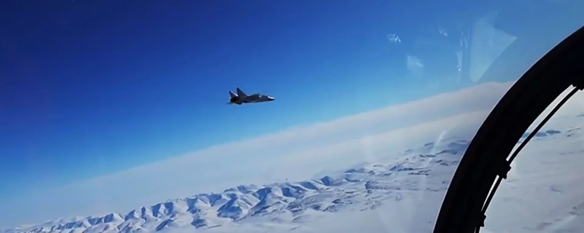 Caça russo MiG-31 intercepta avião invasor em voo supersônico durante exercícios no Ártico (screenshot de vídeo) - Sputnik Brasil, 1920, 26.08.2024