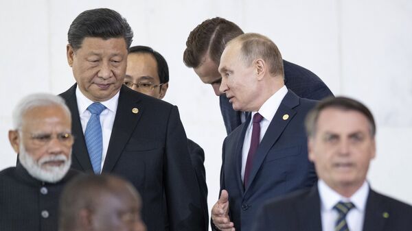 Presidentes da China, Xi Jinping, e da Rússia, Vladimir Putin, conversam com auxílio de intérpretes durante encontro dos líderes do BRICS no Itamaraty, em Brasília, 14 de novembro de 2019 (foto de arquivo) - Sputnik Brasil