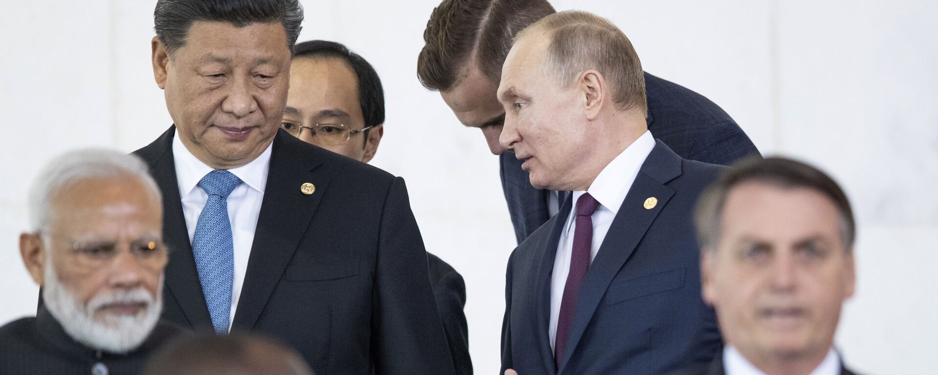 Presidentes da China, Xi Jinping, e da Rússia, Vladimir Putin, conversam com auxílio de intérpretes durante encontro dos líderes do BRICS no Itamaraty, em Brasília, 14 de novembro de 2019 (foto de arquivo) - Sputnik Brasil, 1920, 31.03.2022