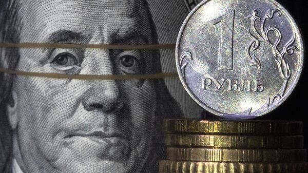 Nota de dólar fotografada ao lado de moeda de um rublo, 7 de abril de 2021  - Sputnik Brasil