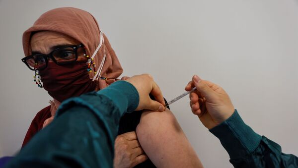Em Istambul, na Turquia, uma cidadã recebe uma dose de uma vacina contra a COVID-19, em 9 de abril de 2021 - Sputnik Brasil
