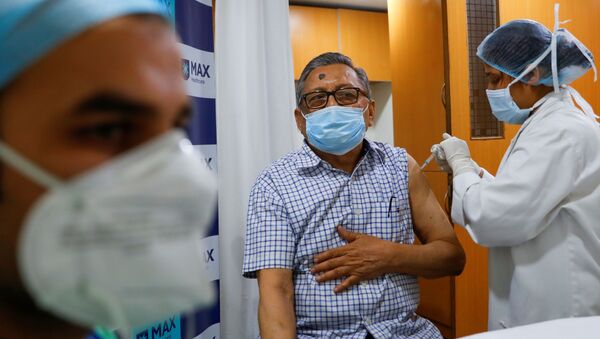 Em Nova Deli, na Índia, um homem recebe uma dose de vacina contra a COVID-19, em 17 de março de 2021 - Sputnik Brasil